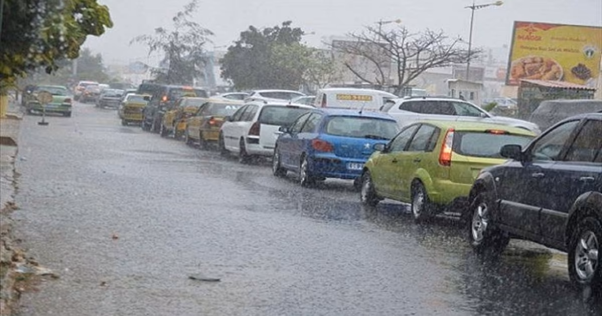 Nuages de pluie au-dessus d’une route à Dakar, illustration des averses attendues au Sénégal.