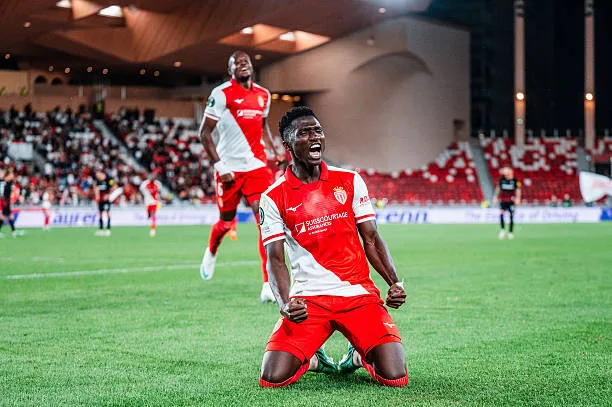 Liverpool placerait Lamine Camara devant Manu Koné, janvier peu probable