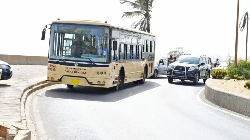Dakar Dem Dikk en grève : policiers et chauffeurs militaires au rond-point Liberté