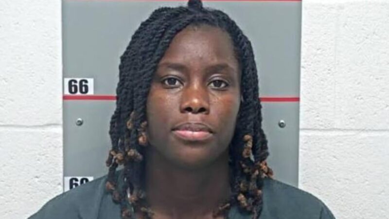 Aminata Seck : l’ordre d’expulsion annulé, mais la détention continue