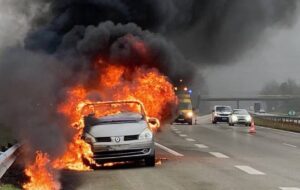 Autoroute à péage : une voiture prend feu à Keur Ndiaye Lo, le trafic perturbé