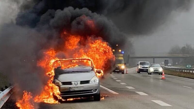 Autoroute à péage : une voiture prend feu à Keur Ndiaye Lo, le trafic perturbé