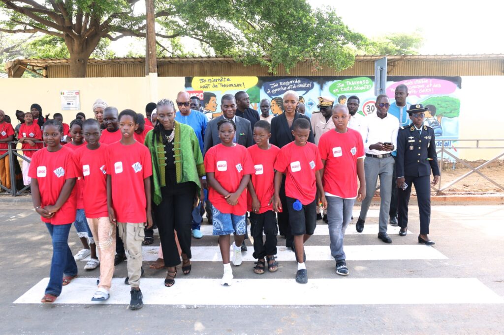 Des élèves traversent un nouveau passage piéton devant l’école Ibrahima Bèye à Fass, à Dakar