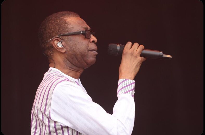 Youssou Ndour explose à Paris : « Arrêtez de traiter les gens comme ça »
